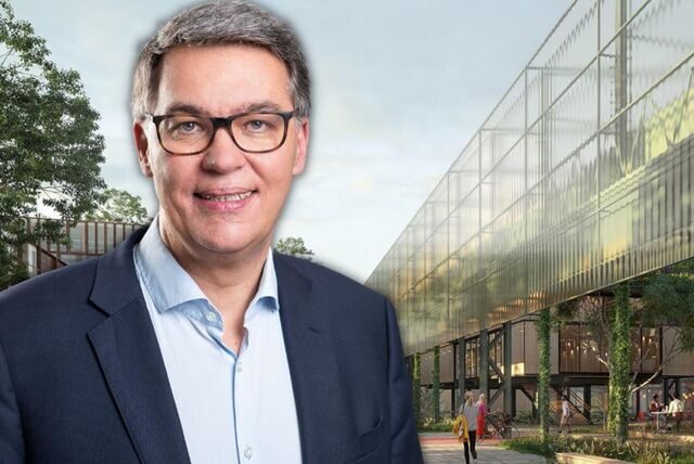 Dortmunds OB Thomas Westphal vor einem Entwurf für die Speicherstraße in Hafen (Montage)
