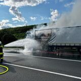 Zwei Feuerwehrleute löschen einen Lkw-Brand auf der A 2 Richtung Oberhausen kurz vor der Anschlussstelle Recklinghausen-Süd.