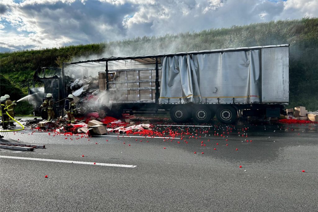 Feuerwehrleute löschen einen brennenden Lkw auf der A 2 kurz vor der Anschlussstelle Recklinghausen-Süd.