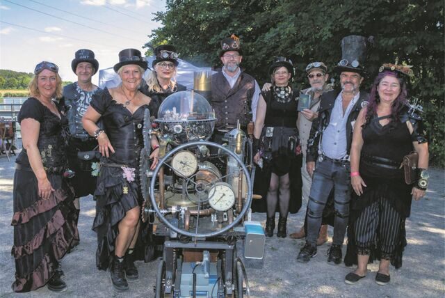 Eine Steampunk-Gruppe mit Zeitmaschine