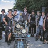 Eine Steampunk-Gruppe mit Zeitmaschine