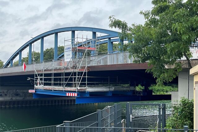 Das Hängegerüst an der B224-Brücke soll abgebaut werden.
