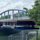 Das Hängegerüst an der B224-Brücke soll abgebaut werden.