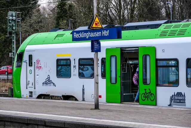 Ein Zug steht auf einem Gleis im Hauptbahnhof in Recklinghausen.