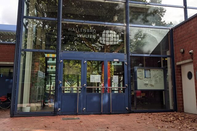 Einbrecher haben mehrere Räume im Hallenbad Wulfen durchwühlt.