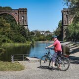 Das alte Viadukt auf Phoenix-West liegt neben dem Lauf der Emscher. Hier wird die Mischung aus Natur, Industriegeschichte und Strukturwandel besonders deutlich.