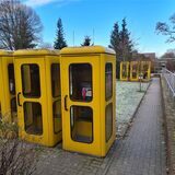 Sechs alte gelbe Telefonhäuschen im Meisenhof