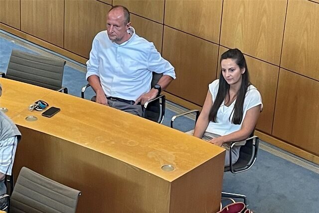 Hannah Johann, Senior Projektmanagerin der Hagedorn Revital, und Carsten Lümkemann, Director Technical Development der Segro, bei einer Bürgerinfo-Versammlung im Ratssaal der Stadt Castrop-Rauxel. Beide stehen für ein Logistik- und Gewerbegebiet, das sich Nachhaltigkeitszielen verschrieben hat.
