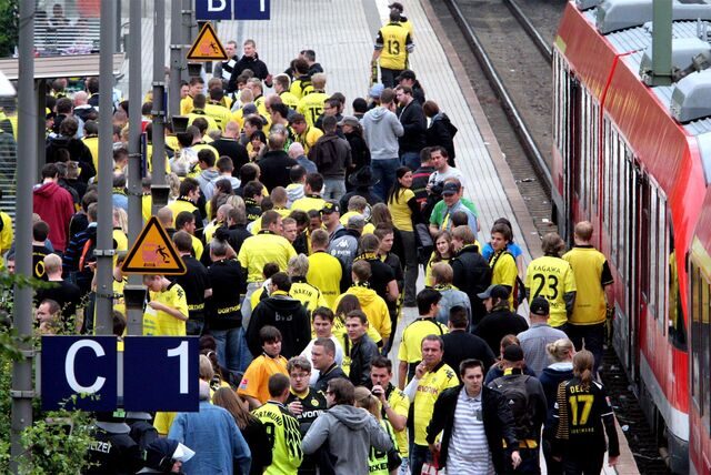 BVB-Fans am Haltepunkt Signal Iduna Park