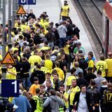 BVB-Fans am Haltepunkt Signal Iduna Park