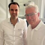 Übergabe im Augenzentrum Dortmund: Jürgen Harde (r.) geht in den Ruhestand, Dr. Adrian Weyer übernimmt.