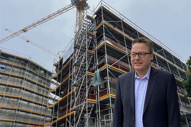 Dr. Stephan Schnitzler, Geschäftsführer von Phoenix Development, vor der merklich in die Höhe gewachsenen Baustelle der Hertener Höfe.