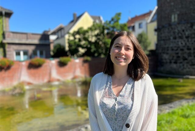 Julia Müller vor dem Siebenteufelsturm in Haltern.