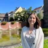 Julia Müller vor dem Siebenteufelsturm in Haltern.