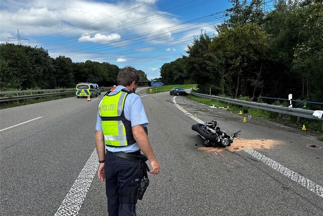Ein Motorradfahrer ist auf der A52 schwer gestürzt.