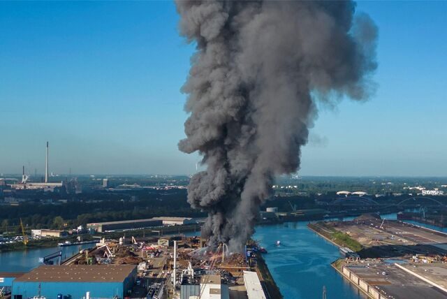 Großbrand im Duisburger Hafen: Feuer auf Schrottplatz