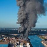 Großbrand im Duisburger Hafen: Feuer auf Schrottplatz