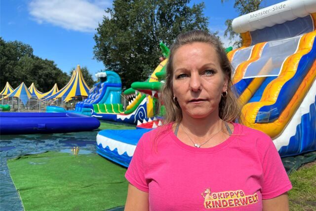 Die Chefin von Skippys Kinderwelt, Stella Cramer, steht in Dorsten zwischen ihren Hüpfburgen.