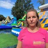 Die Chefin von Skippys Kinderwelt, Stella Cramer, steht in Dorsten zwischen ihren Hüpfburgen.