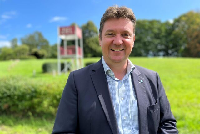 Bürgermeister Rajko Kravanja auf der Pferderennbahn in Castrop-Rauxel.