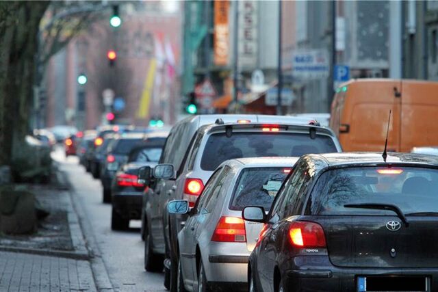 Autos stauen sich auf der Mallinckrodstraße – am 8. August wurde die Straße zum Tatort.