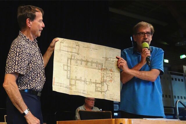 Rüdiger Kühn und Christian Gruber zeigen einen historischen Wiederaufbauplan für die zerbombte Matthäuskirche nach dem Zweiten Weltkrieg aus einer der lokalgeschichtlichen Sammlungen in Wulfen.
