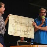 Rüdiger Kühn und Christian Gruber zeigen einen historischen Wiederaufbauplan für die zerbombte Matthäuskirche nach dem Zweiten Weltkrieg aus einer der lokalgeschichtlichen Sammlungen in Wulfen.