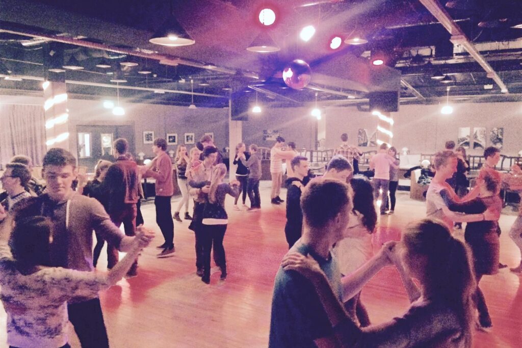 Am 15. August beginnt in der Tanzschule Höfken ein Kurs, bei dem Jungen kostenlos mitmachen können.