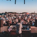 Tanzende junge Menschen bei einer Techno-Party in Recklinghausen.