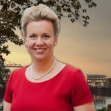 Wissenschaftsministerin Ina Brandes vor dem Entwurf der Hafenpromenade durch das dänische Architekturbüro Cobe