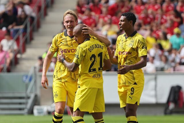 Julian Brandt, Donyell Malen und Sebastian Haller jubeln.