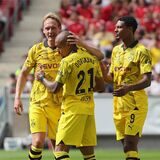 Julian Brandt, Donyell Malen und Sebastian Haller jubeln.