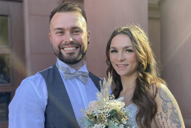 Niclas und Laura Schwake stehen vor dem Dortmunder Standesamt am Friedensplatz.