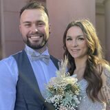 Niclas und Laura Schwake stehen vor dem Dortmunder Standesamt am Friedensplatz.