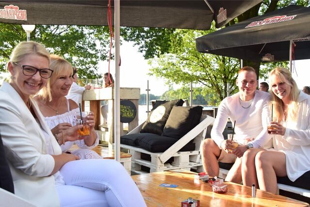 In der Sunset Beach Bar in Haltern hat die „White Party“ stattgefunden.