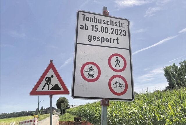 Schilder kündigen eine Straßensperrung an der Tenbuschstraße an.