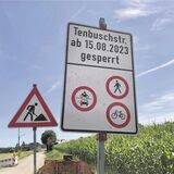 Schilder kündigen eine Straßensperrung an der Tenbuschstraße an.