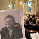 Das Programmheft der Trauerfeier mit einem Foto von Ulle Bowski, im Hintergrund die Propsteikirche in Recklinghausen.