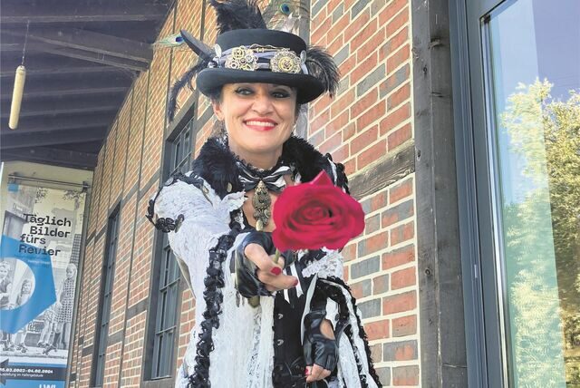 Eine Steampunk-Dame mit Rose