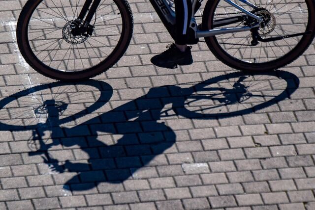 Die untere Hälfte eines Fahrrades ist zu sehen.