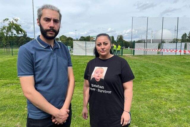 Zusammen für Methan; Melahat Yildiz, die Mutter des Einjährigen, und Yunus Irmak, Sprecher und Vorstandsmitglied von Osmanlispor Dortmund, auf der Mendesportanlage am Fredenbaum