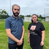Zusammen für Methan; Melahat Yildiz, die Mutter des Einjährigen, und Yunus Irmak, Sprecher und Vorstandsmitglied von Osmanlispor Dortmund, auf der Mendesportanlage am Fredenbaum
