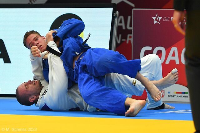 Der Dattelner Judoka Tom Droste (blauer Anzug) bei der Deutschen Mannschafts-Meisterschaft im Mixed mit Team.