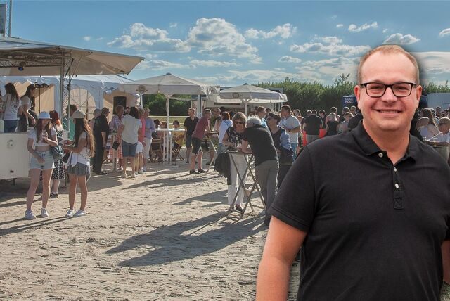 Eine Bildmontage: Im Hintergrund ist ein Bierwagen zu sehen, der auf hellem Strandsand steht. Drumherum stehen Partygäste an Tischen. Rechts im Bild ist der Sprecher der Bürgerschützengilde Datteln-Hagem, Duston Piotrowski, zu sehen.