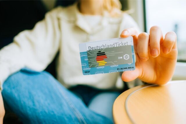 Das DeutschlandTicket wird in die Kamera gehalten.