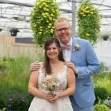 Christin und Sebastian Schulz stehen in der Gärtnerei. Im Hintergrund sind viele Pflanzen zu sehen.