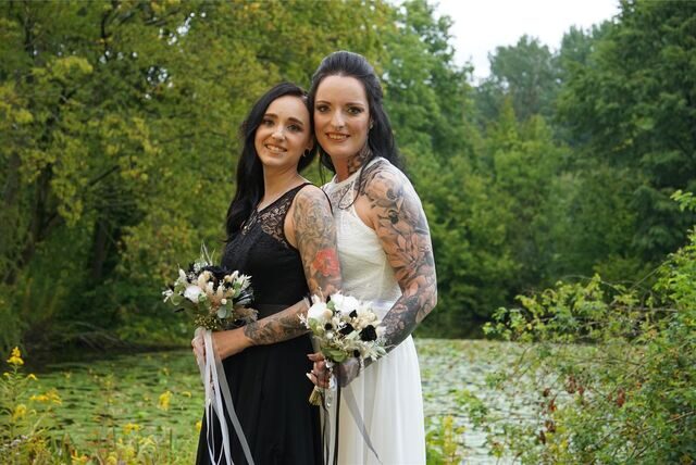 Sabrina und Jessika Geiger stehen inmitten des Grüns am Haus Vogelsang.