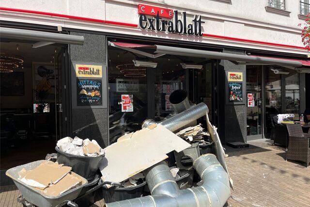 Große Teile der Lüftungsanlage liegen derzeit vor dem Café Extrablatt in Dorsten.