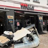 Große Teile der Lüftungsanlage liegen derzeit vor dem Café Extrablatt in Dorsten.