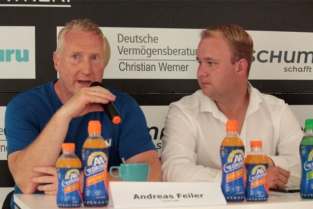 Andreas Feiler (l.) spricht auf der Pressekonferenz des Königsborner SV nach dem Spiel gegen YEG Hassel. Neben ihm sitzt Pressemann Lars Rohwer.